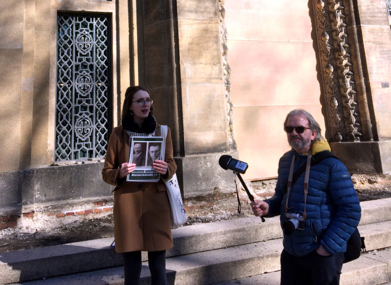 Lauren Leiderman bei ihrer Jewish History Walking Tour in Görlitz (Foto: Anne Kleinbauer)